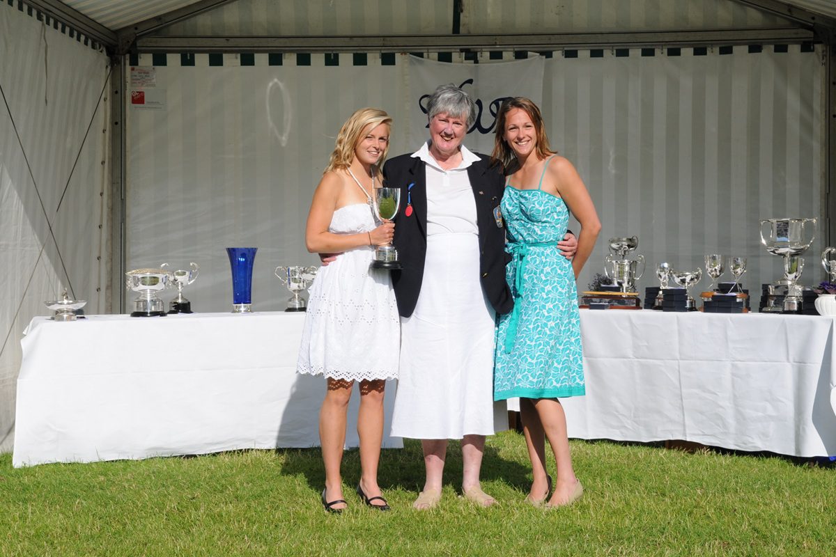 women with medals and trophy 2008
