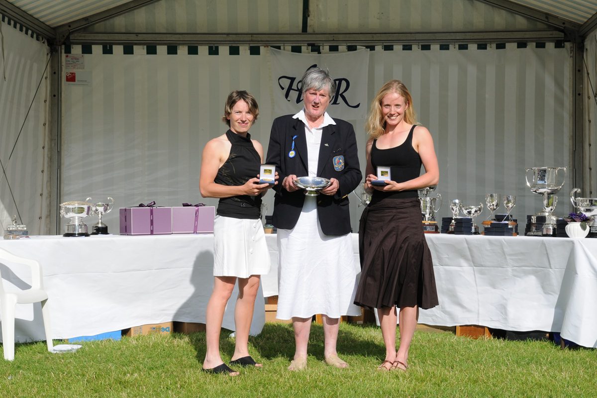 women with medals and trophy 2008