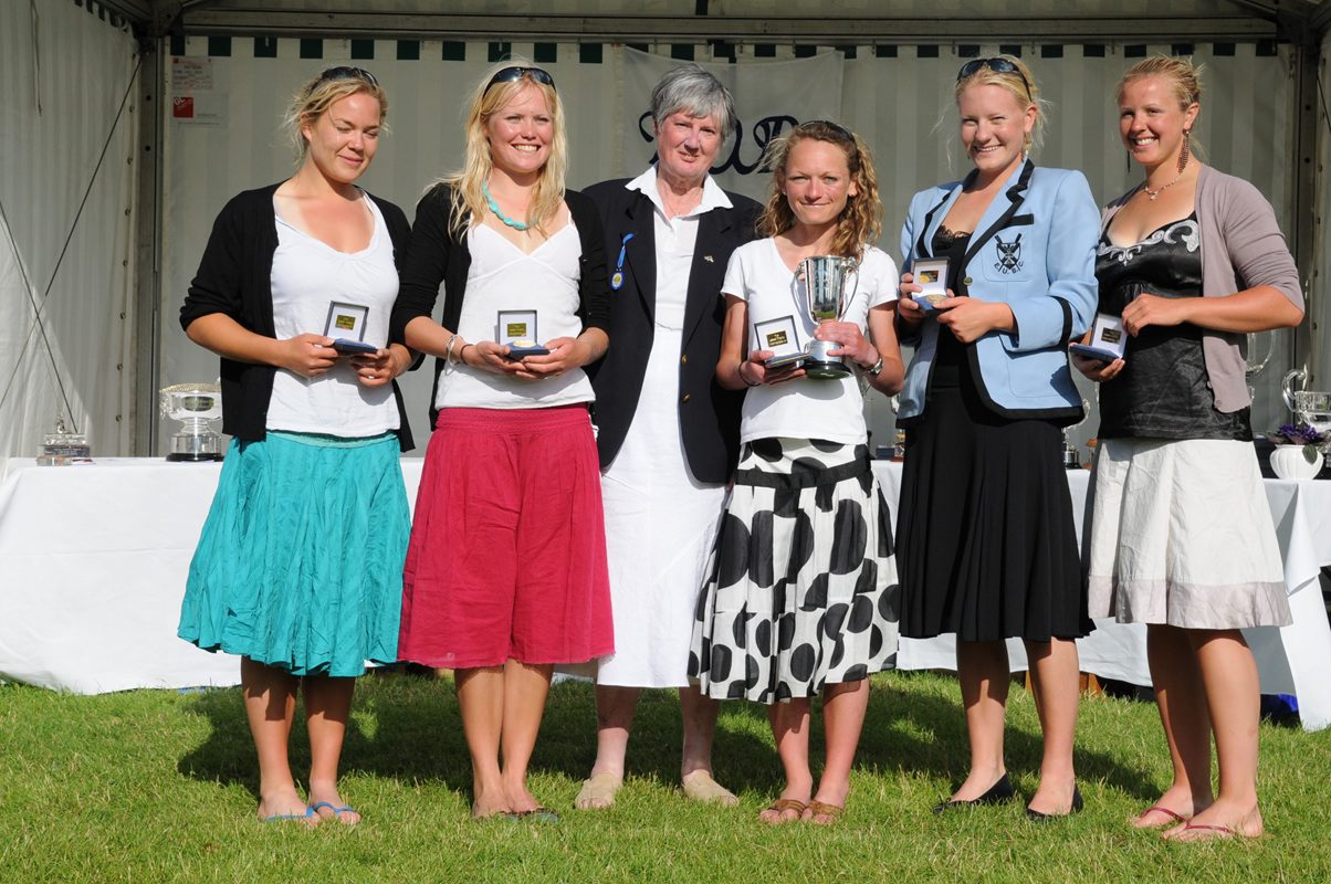 women with medals and trophy 2008