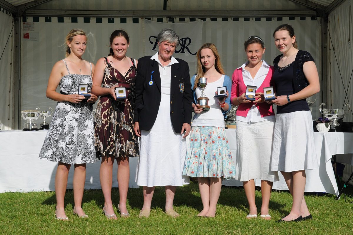 women with medals and trophy 2008