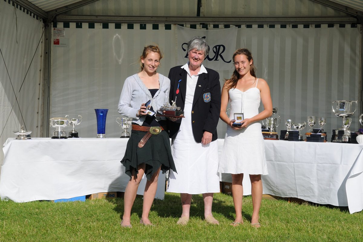 women with medals and trophy 2008