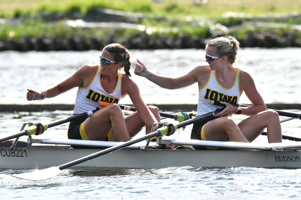 2 rowers from Iowa with thumbs up